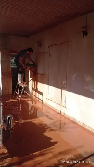 Αδιατάρακτη κοπή τοίχου μέσα σε κατοικημένο σπίτι, με νερό για λιγότερη σκόνη