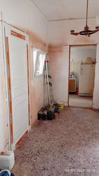 Η νέα πόρτα τοποθετημένη στο άνοιγμα που άνοιξε με αδιατάρακτη κοπή