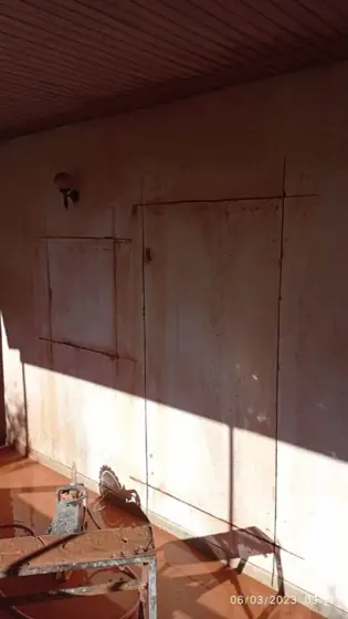 Σημάδεμα του νέου ανοίγματος πόρτας πάνω στον τοίχο πριν από την αδιατάρακτη κοπή