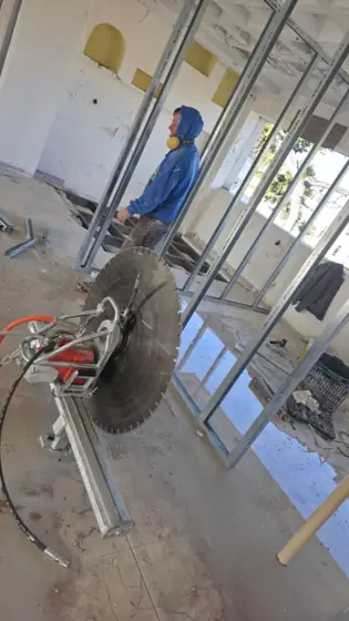 Κάθετη κοπή με τοιχοπρίονο ράγας σε εσωτερικό χώρο υπό ανακαίνιση