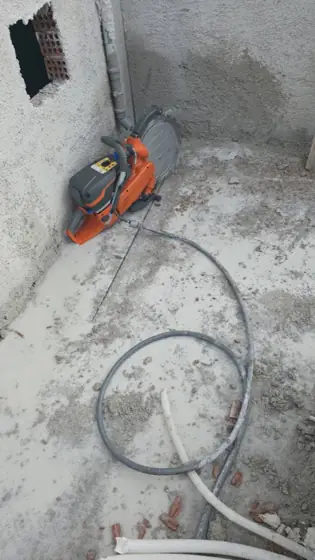 Κοπή με νερό για λιγότερη σκόνη